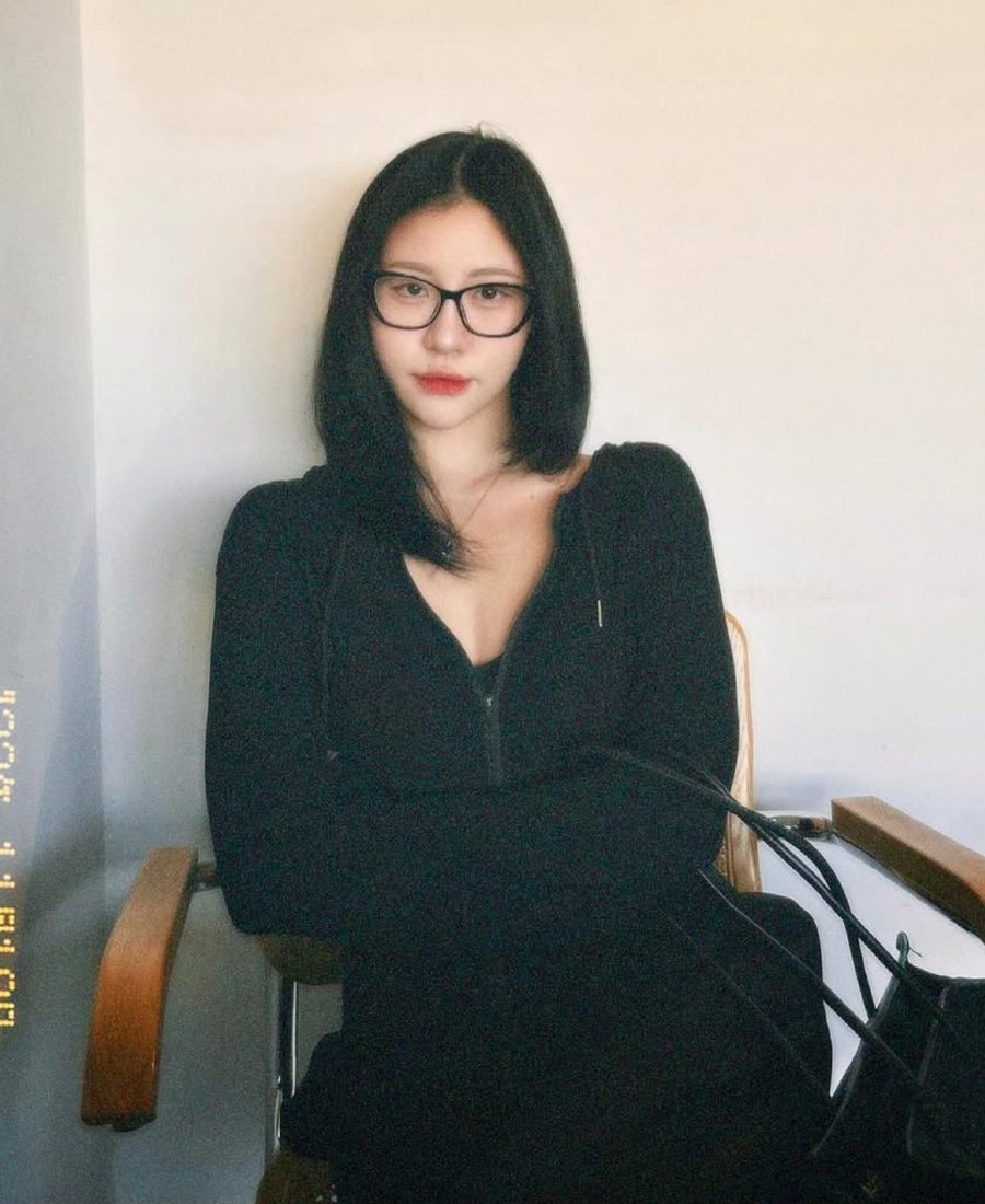 Aurelia Vizal: Identitas dalam Semangkuk Mie Ayam & Teratai yang Menghadap Cahaya