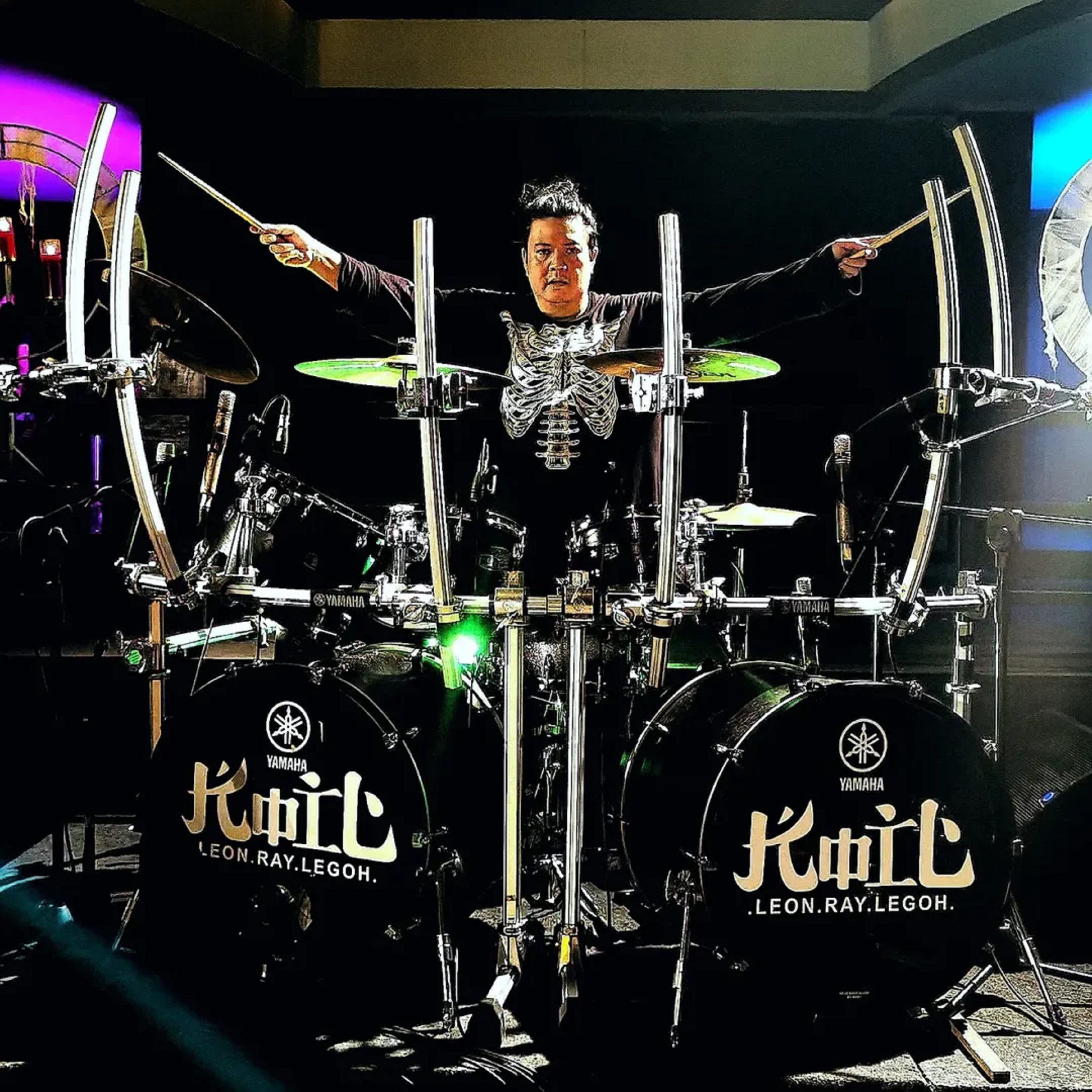 Leon “Koil”: Hidangan, Kenangan, Lagu Hujan, dan Tungku yang Menolak Padam